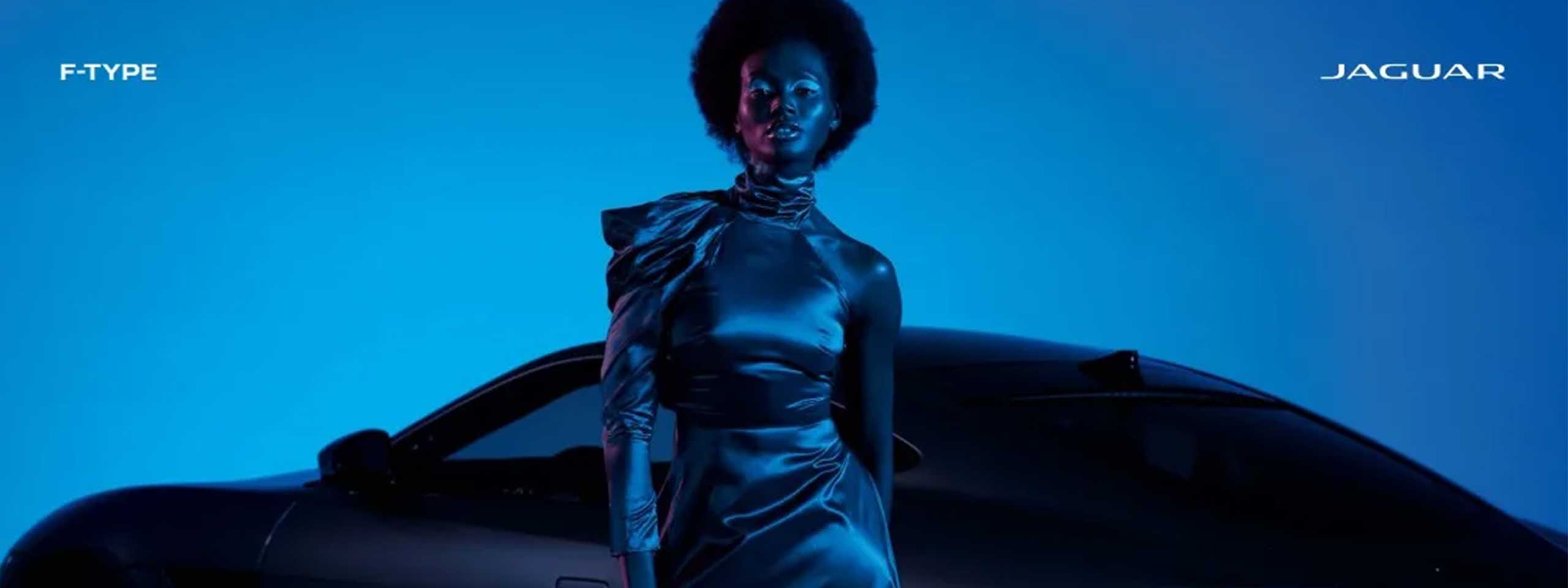 Jaguar: Frau vor einem Auto