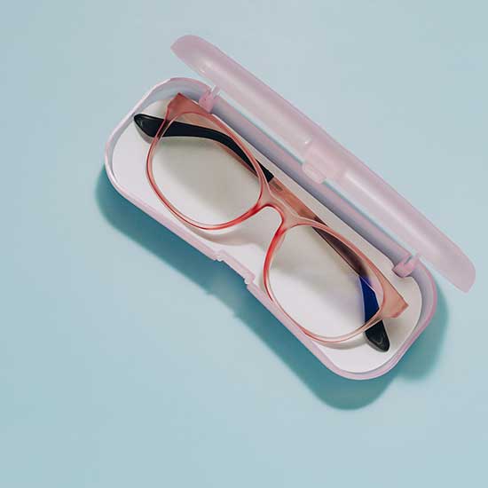 Rosa Brille liegt in einem rosanem Etui